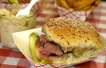 640px-Small_-_Beef_on_Weck.jpg